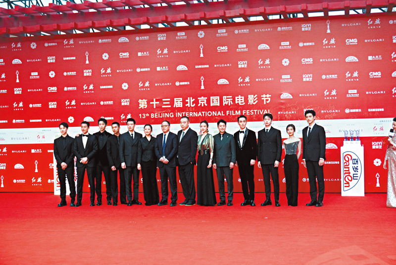 ◆陳凱歌和《志願軍》劇組登場。