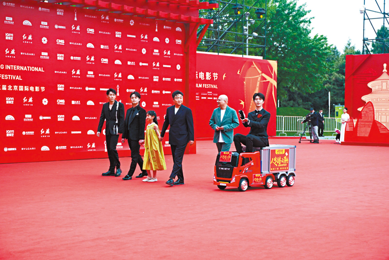 ◆電影《人生路不熟》劇組出動遙控車走紅毯，別開生面。