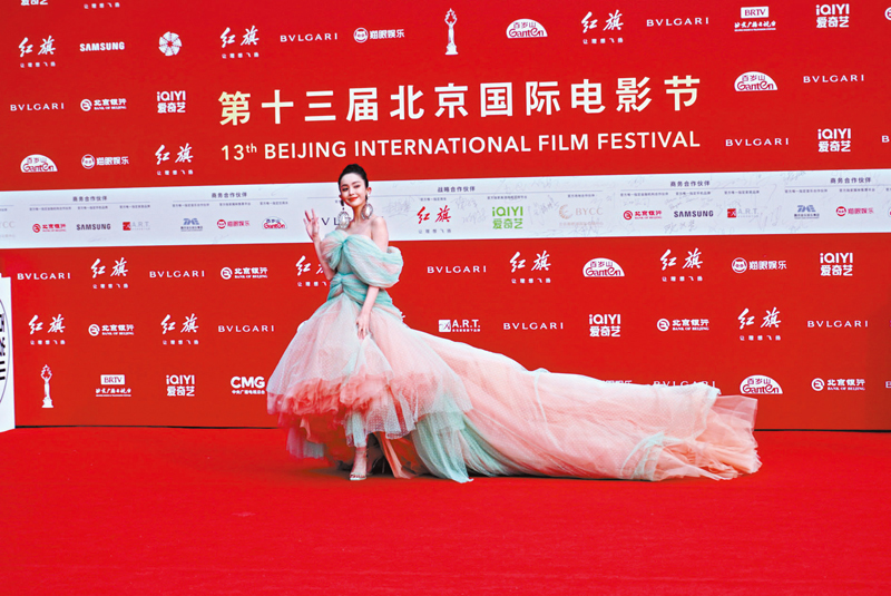 ◆內地演員古力娜扎的超長拖地禮服相當搶鏡。