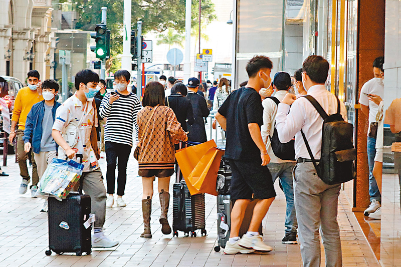 ◆香港與內地復常通關後將迎來首個五一黃金周，大批內地旅客其間將以個人遊方式來港，拉高本港酒店賓館住宿費。 資料圖片