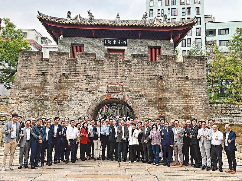 ◆ 「紫組」在南頭古城合影。香港文匯報記者帥誠 攝