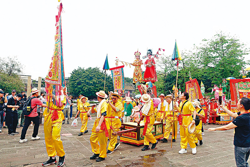 ◆沙灣飄色由三個部分組成：一是色櫃（最下方的小櫃台）；二是色梗，即支撐用的鋼支；三是扮演「色仔」的演員。
