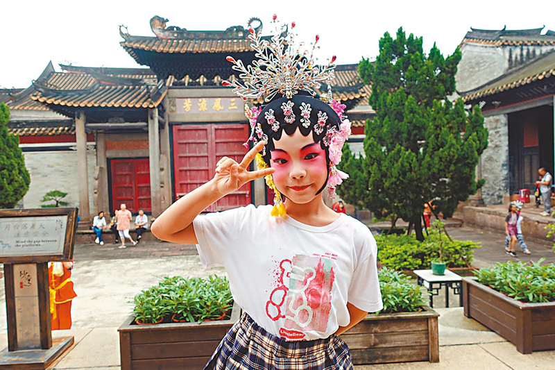 ◆9歲半的小女孩何卓怡已經參加過四次飄色。