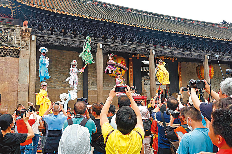 ◆吹簫、彈琵琶、彈古箏……以「天籟之音」為主題的飄色表演上，幾個小孩各自在演奏不同的中式樂器，畫面靈動。