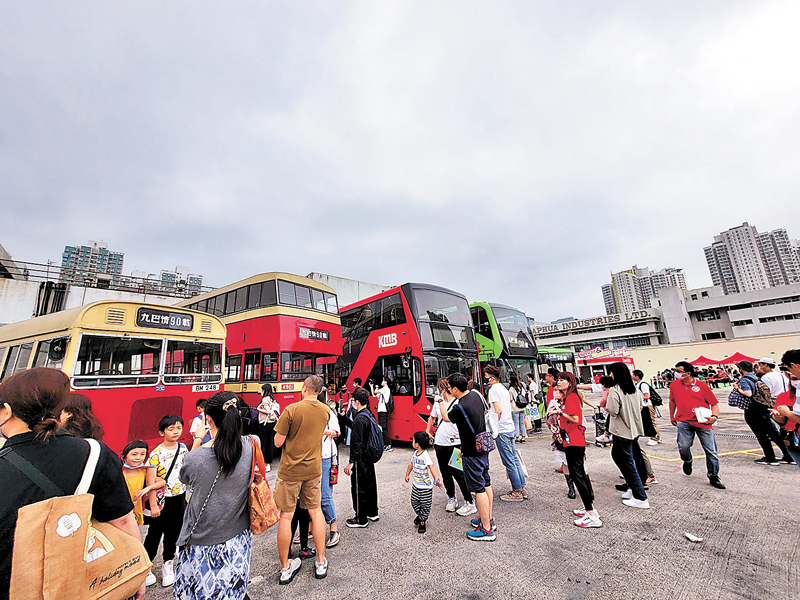 ◆九巴昨日舉行90周年慶祝典禮及嘉年華，於沙田車廠展出多輛已退役的古董巴士。 香港文匯報記者唐文  攝