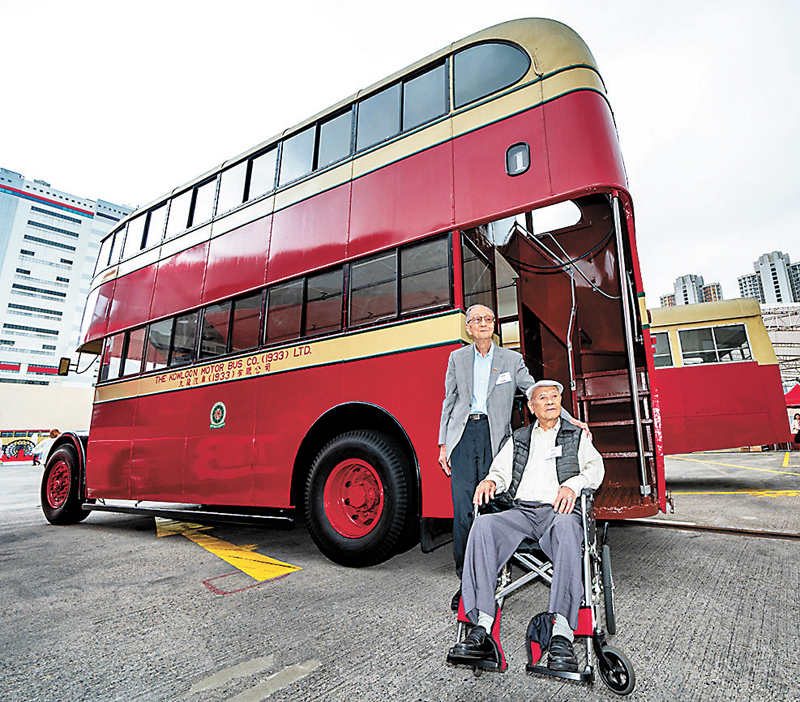 ◆九巴向90歲的李國榮（左）及101歲的林祥（右）頒榮譽嘉許大獎。