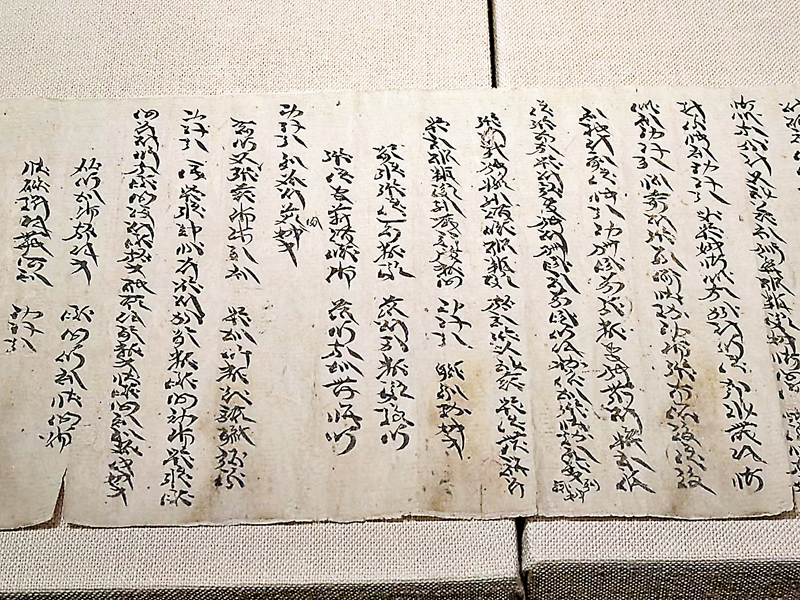 ◆館藏國家一級文物：西夏草書佛經長卷近景