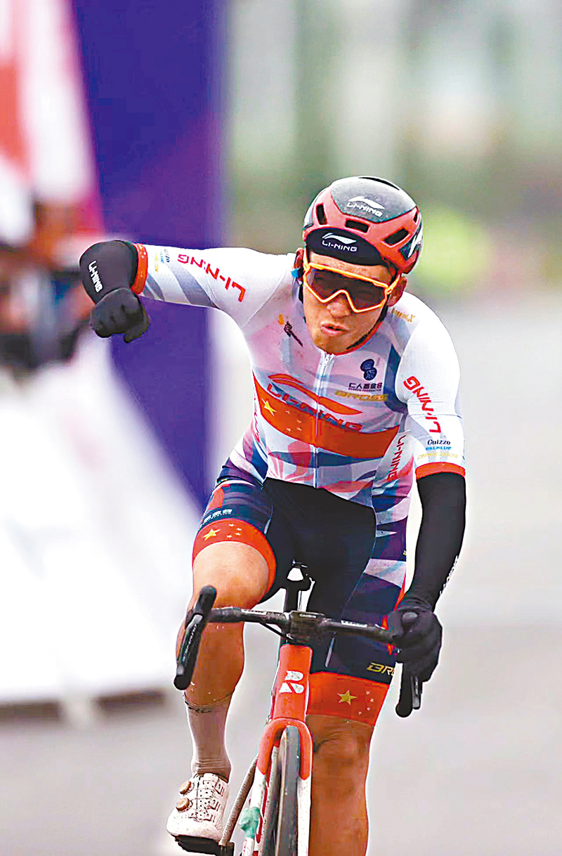 ◆李寧之星洲際車隊的牛益逵率先衝過終點。 香港文匯報記者馮雷  攝