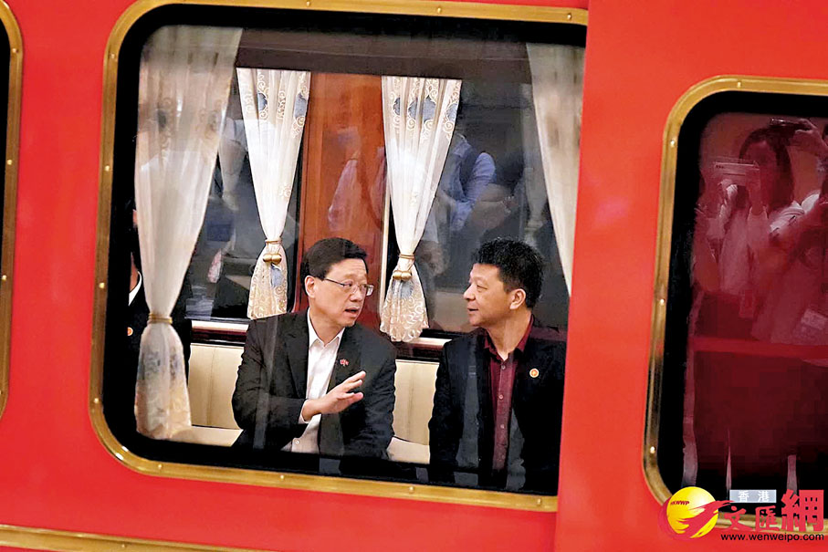 ◆ 李家超與郭平交流。 香港文匯報記者黃書蘭 攝