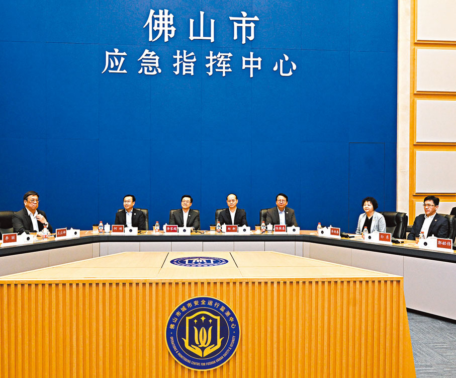 ◆李家超與「紫組」一起參觀佛山城市大腦，了解應急指揮中心的運作。