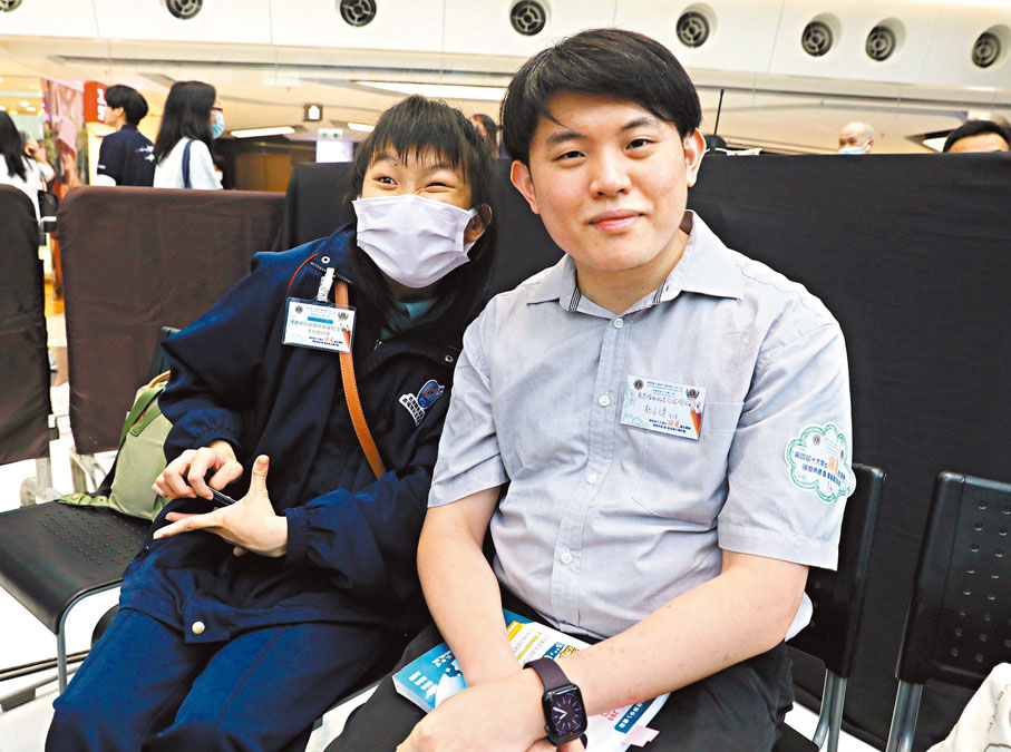 ◆李玲玲（左）及杜子建老師（右）。香港文匯報記者郭木又  攝