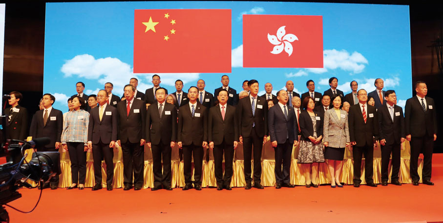 ◆嘉賓齊唱國歌，共同祝願祖國繁榮昌盛。