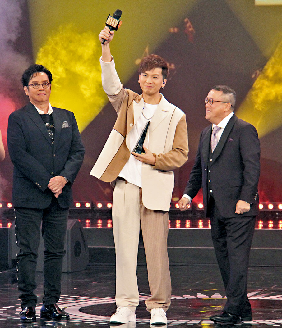 ◆ 周吉佩從譚詠麟和曾志偉手上接過價值30萬的鑲鑽無線咪。