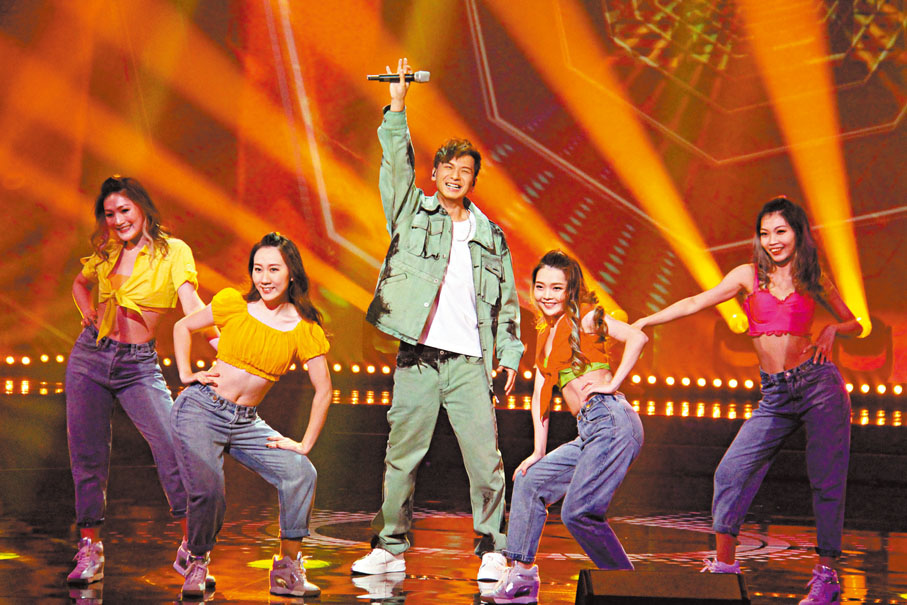 ◆ 周吉佩邊跳邊唱《跳舞街》。