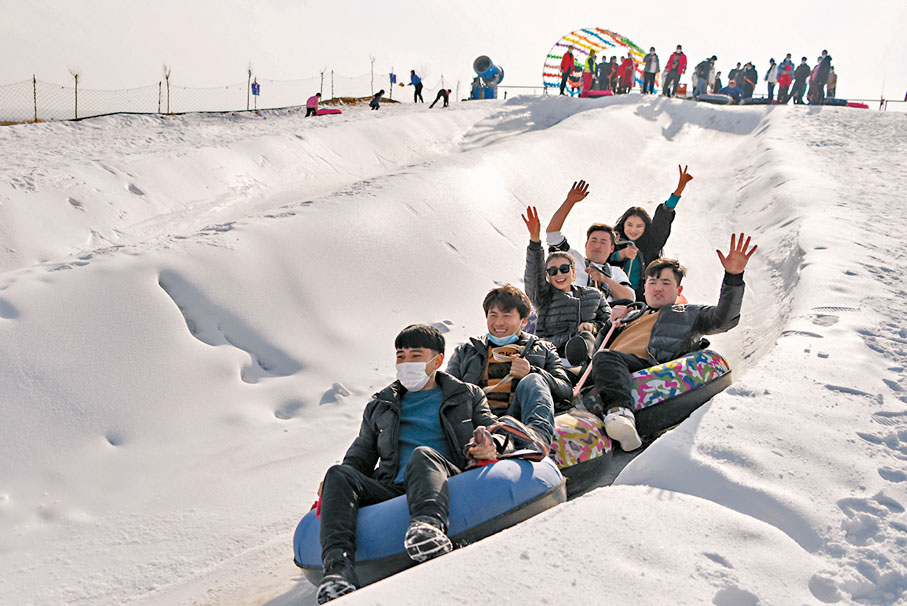 ◆早前遊客在新疆墨玉縣舞伊納克滑雪場滑雪圈。 資料圖片