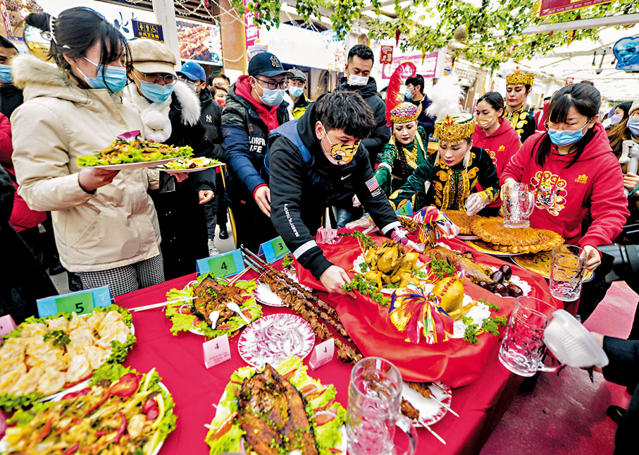 ◆新疆烏魯木齊市大巴扎美食街早前舉辦「廚鄉滿天山」冰雪美食大賽。圖為商戶烹飪製作的特色美食陸續上桌按號排序等待評選。 資料圖片