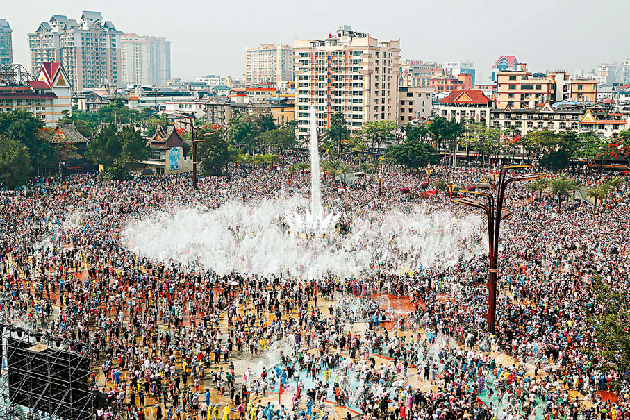 ◆雲南西雙版納傣族自治州舉行傣曆新年取水儀式及潑水狂歡。
