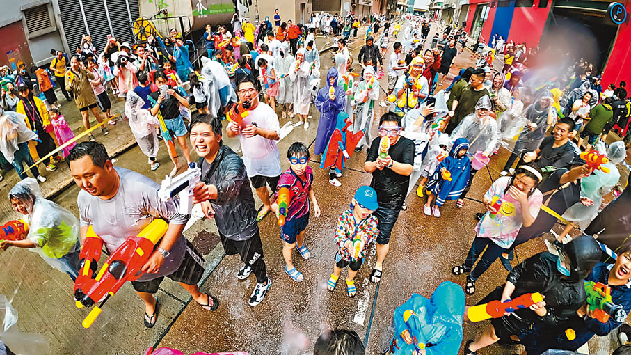 ◆於荔枝角舉行的「香港潑水節2023」。