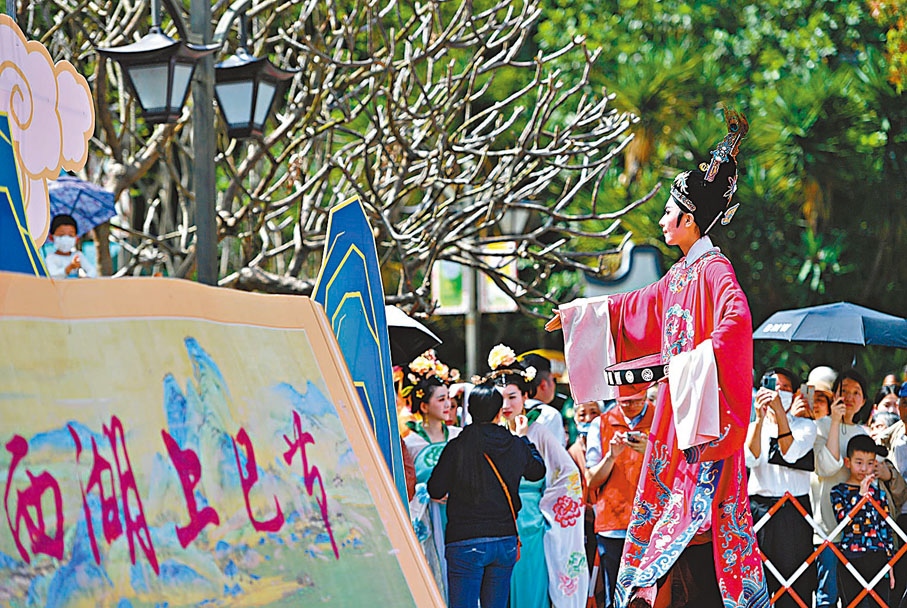 ◆在福州西湖上巳節啟動儀式現場，福建閩劇院的演員在表演閩劇片段。