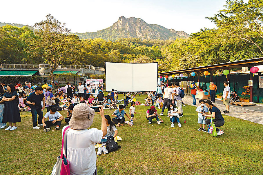 ◆在獅子山公園的草地上安排電影放映晚會「星空光影匯」。