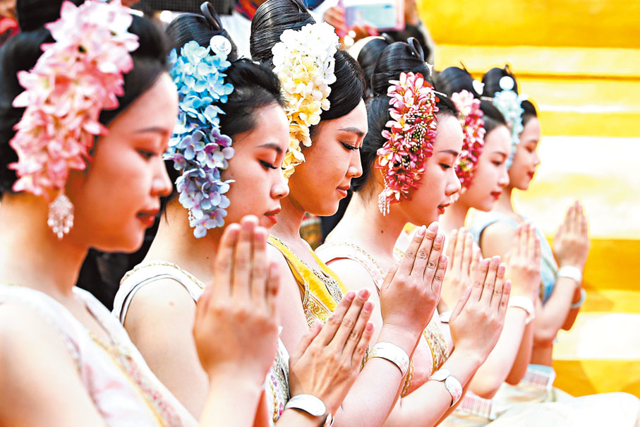 ◆潑水節少不了美女跳舞祈福。