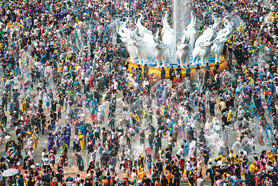 ◆景洪市潑水廣場大象噴水有氣勢。