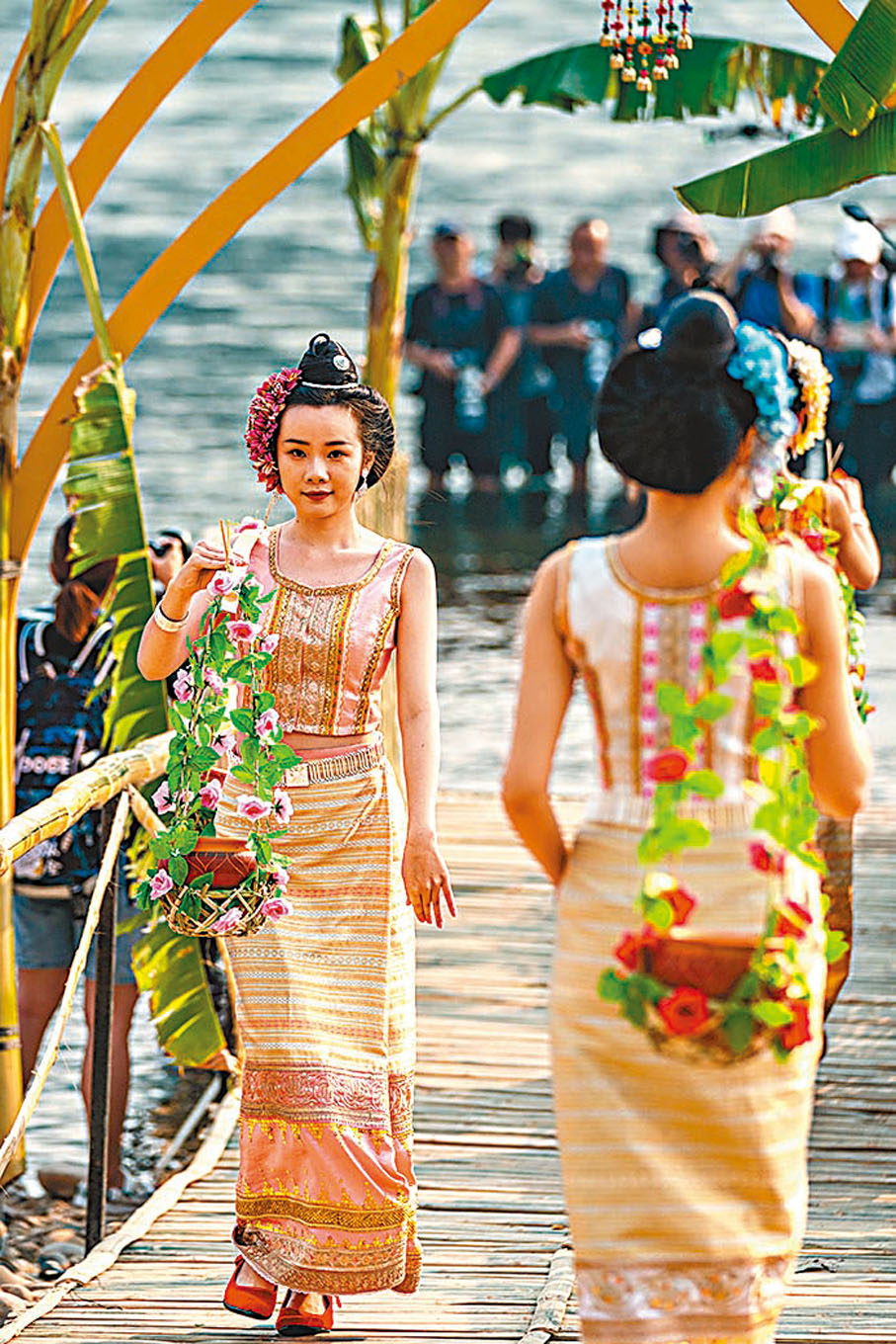 ◆傣族姑娘在瀾滄江畔取「聖水」。