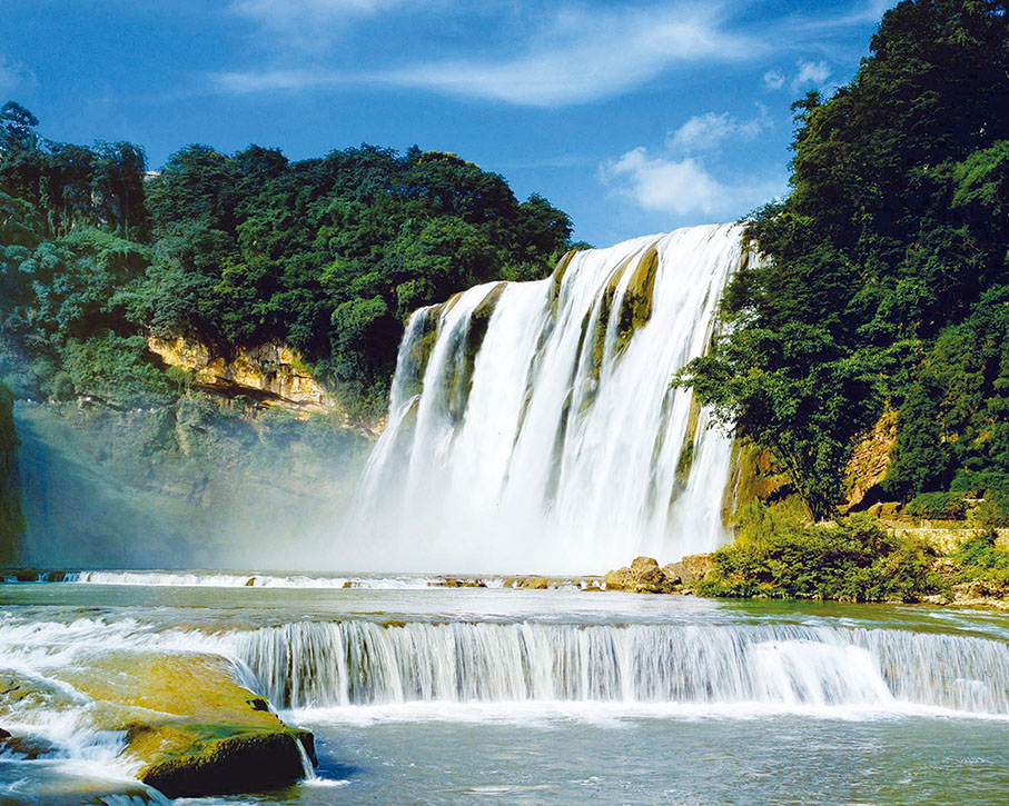 ◆ 黃果樹瀑布。以黃果樹瀑布為「皇冠上的明珠」，安順旅遊將作為「特意性」資源，以世界級旅遊目的地的標準予以重點打造。