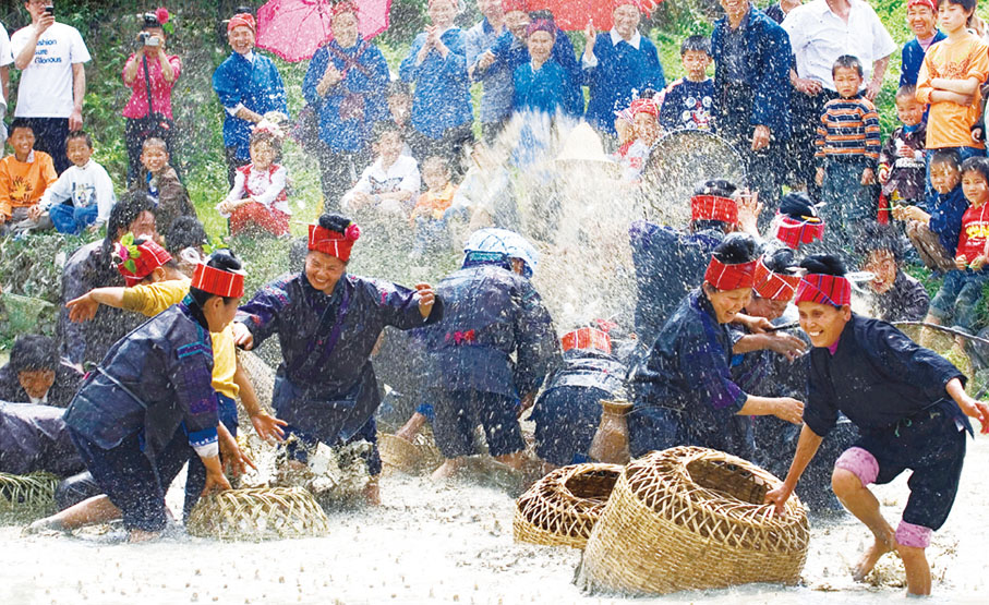 ◆ 黔東南姊妹節撈魚賽。貴州是多民族聚居的省份，「藏在花蕊裏的節日」令人目不暇接。
