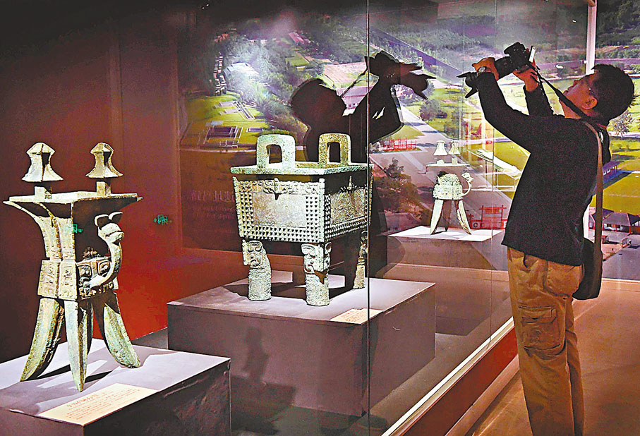 ◆ 婦好是商朝國君武丁的妻子。圖為遊人參觀婦好墓出土的文物。 資料圖片