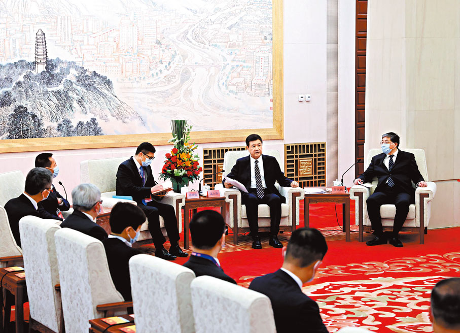 ◆國務委員、公安部部長王小洪在北京會見香港特別行政區政府保安局局長鄧炳強率領的香港紀律部隊文化交流團。 新華社