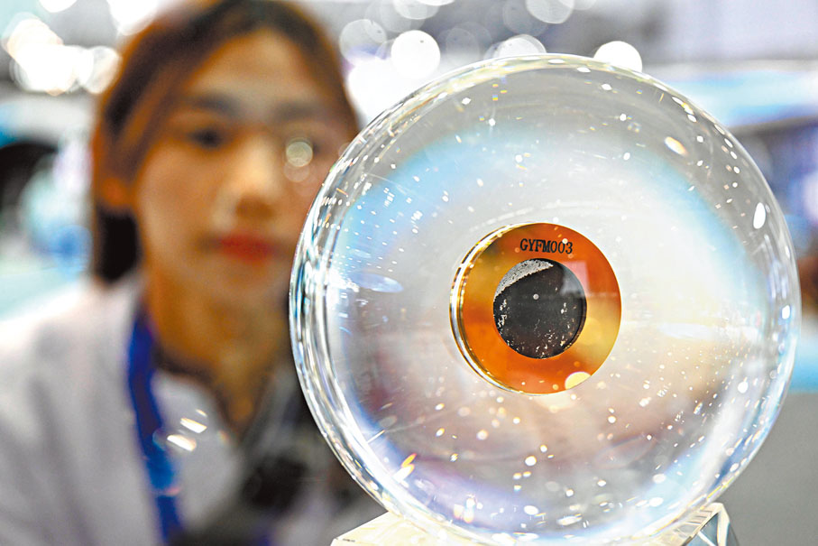 ◆24日，觀眾在安徽省合肥市開幕的2023年「中國航天日」科普展覽上觀察月壤。 新華社