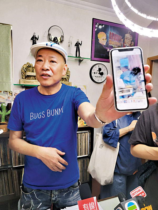 ◆周舜河向記者展示Uncle Ray當時在伊院所住病房。香港文匯報記者唐文  攝