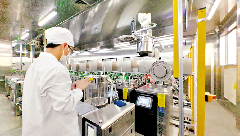 ◆ 110項「灣區標準」24日公布，涵蓋食品、中醫藥、養老等25個領域。圖為工作人員在光明國際中醫藥港深圳市中藥飲片代煎代配中心使用蒸汽動力全自動化智能設備生產中藥湯劑。 資料圖片