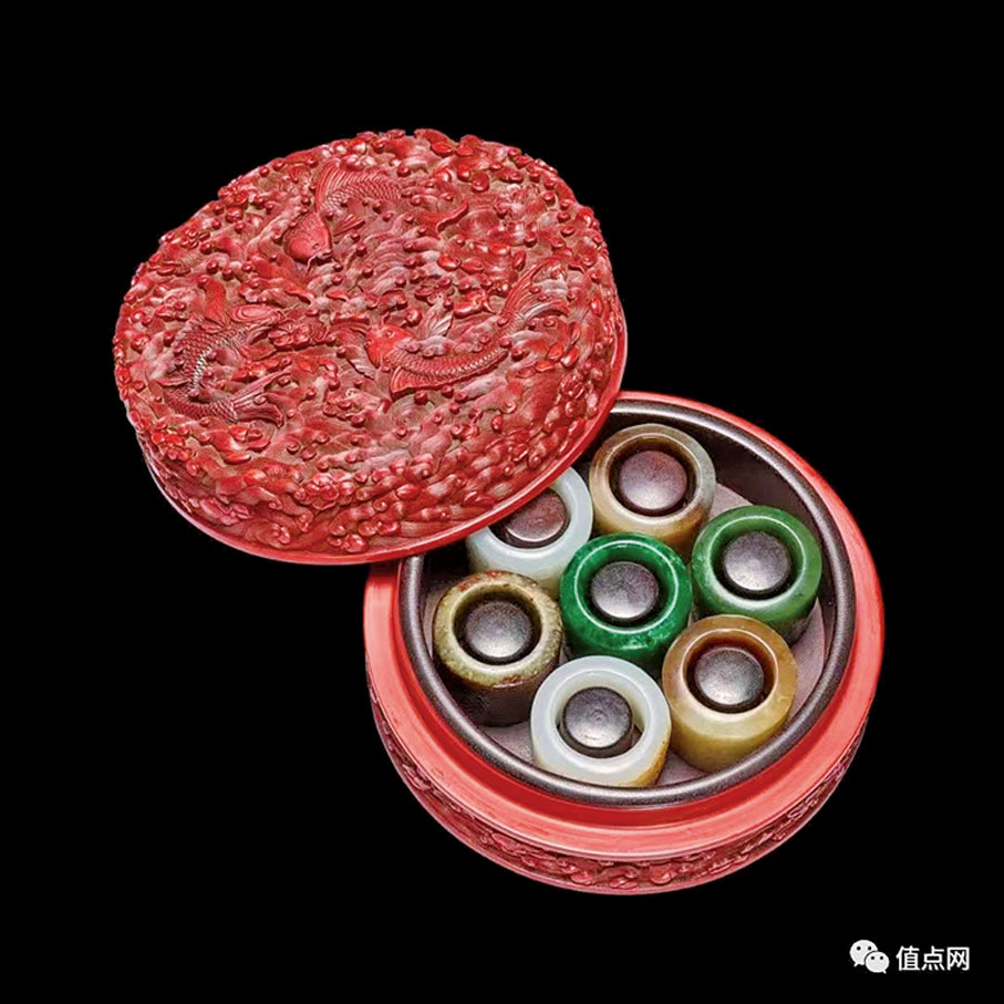 ◆乾隆 御製翡翠和闐玉扳指七件連蓋盒