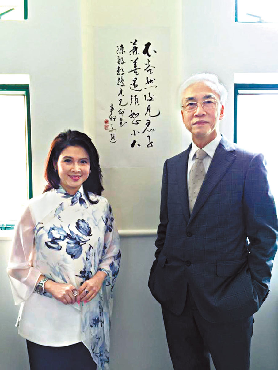 ◆何文匯教授（右）論述孔子認為知（智）、仁、勇三者兼備，方稱「君子」。 作者供圖