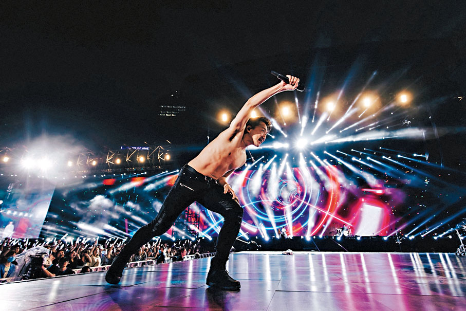 ◆ 石頭嗨到脫衣秀出結實身材。