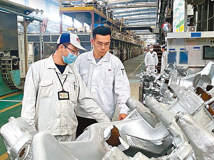 ◆何先楠（左二）為企業制定「三個三百萬」發展新目標。香港文匯報記者胡若璋 攝