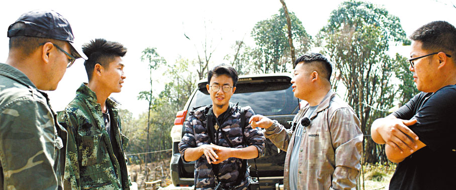 ◆小班（右二）、小樂（右三）等入山調查鳥類資源。香港文匯報雲南傳真