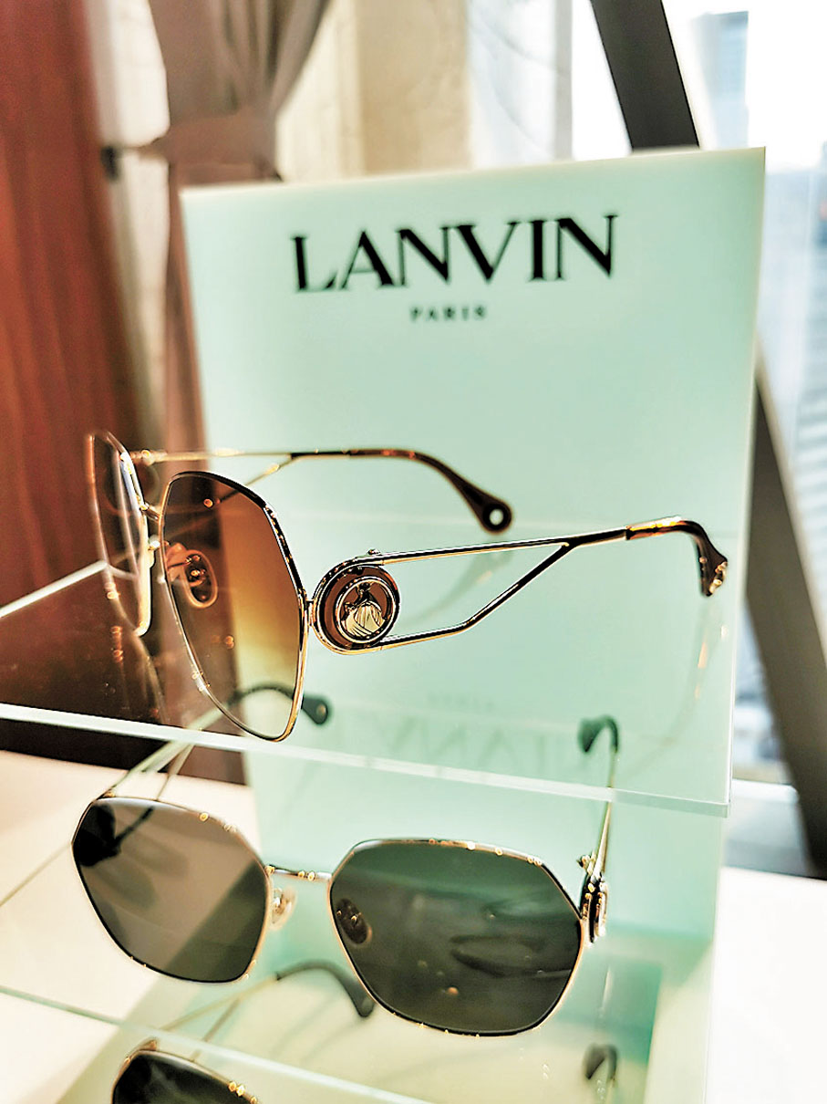 ◆LANVIN全新眼鏡系列，當中鏡柄尾部圓圈可配飾鏈。
