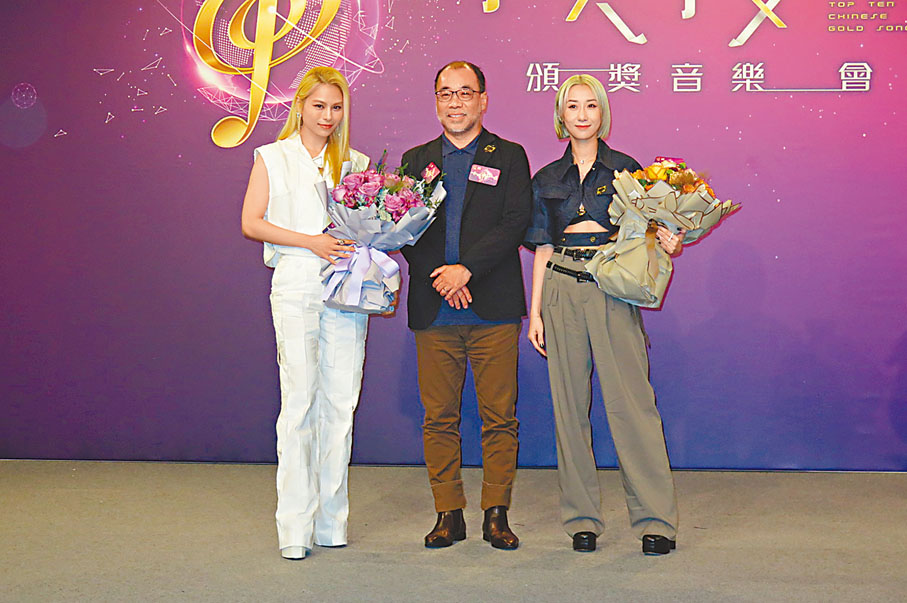 ◆助理廣播處長(電台及節目策劃)李慶華(中)與得獎歌手泳兒(右)及Gin Lee合照。