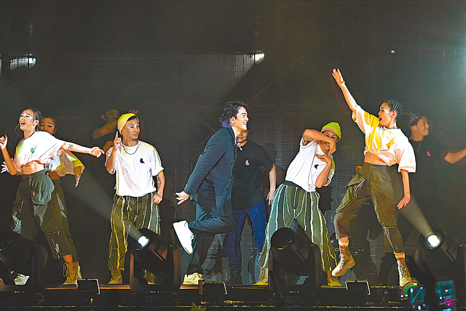 ◆伊健與舞者上演戲劇。