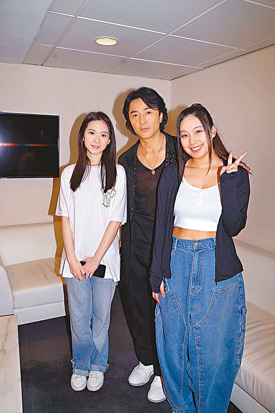 ◆黃淑蔓(右)和雲浩影(左)獲伊健讚台上清唱好勇敢。