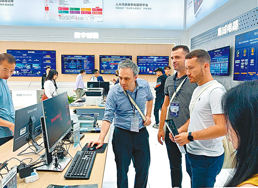 ◆ 巴西觀眾對中國電子研發自主國產電腦十分感興趣，諮詢進口的事宜。