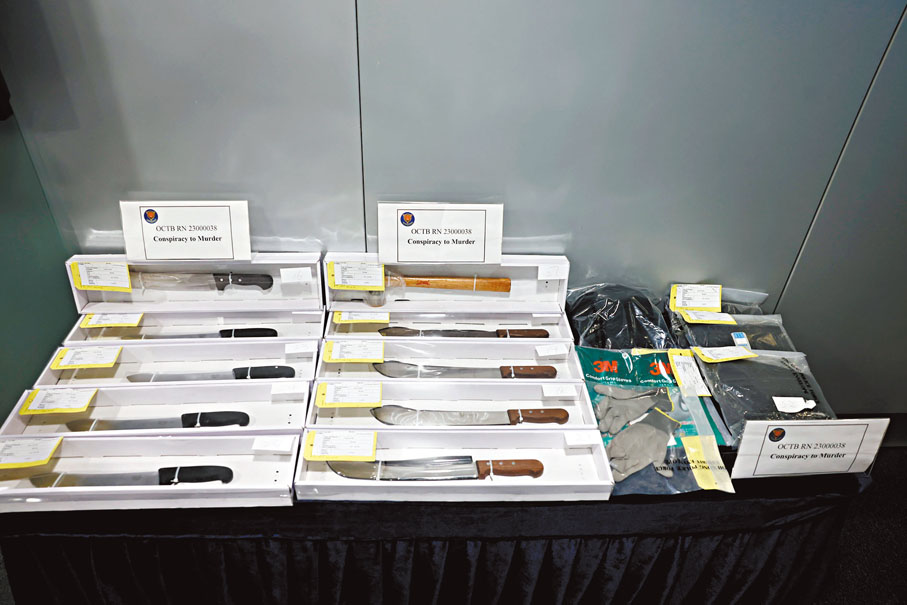 ◆警方行動中檢獲一批利刀及被捕人犯案時穿着衣服等證物。香港文匯報記者劉友光 攝