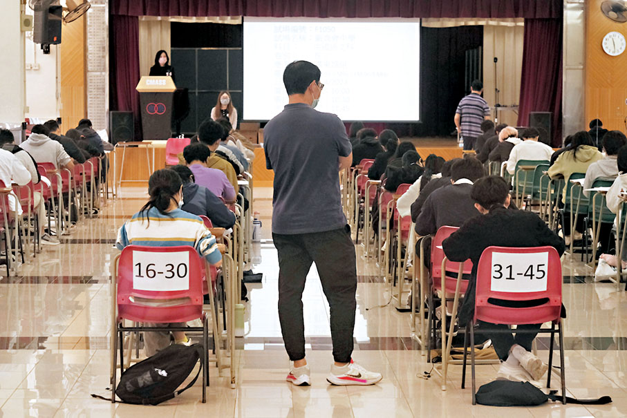 ◆中學文憑試中文科卷三聆聽及綜合能力考試於昨日舉行。 香港文匯報記者涂穴  攝