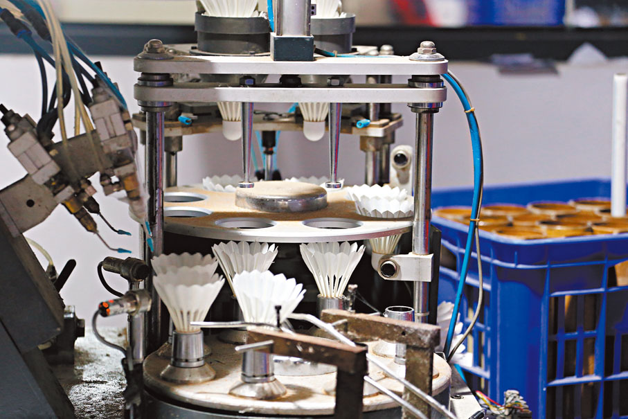 ◆ 港企亞獅龍貴州錦屏工廠即將走下流水線的羽毛球。香港文匯報記者周亞明  攝