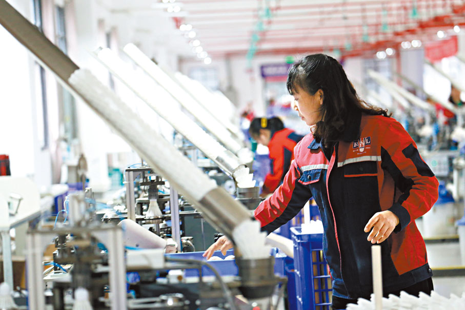 ◆ 港企亞獅龍錦屏工廠羽毛球生產線上的女工。香港文匯報記者周亞明  攝