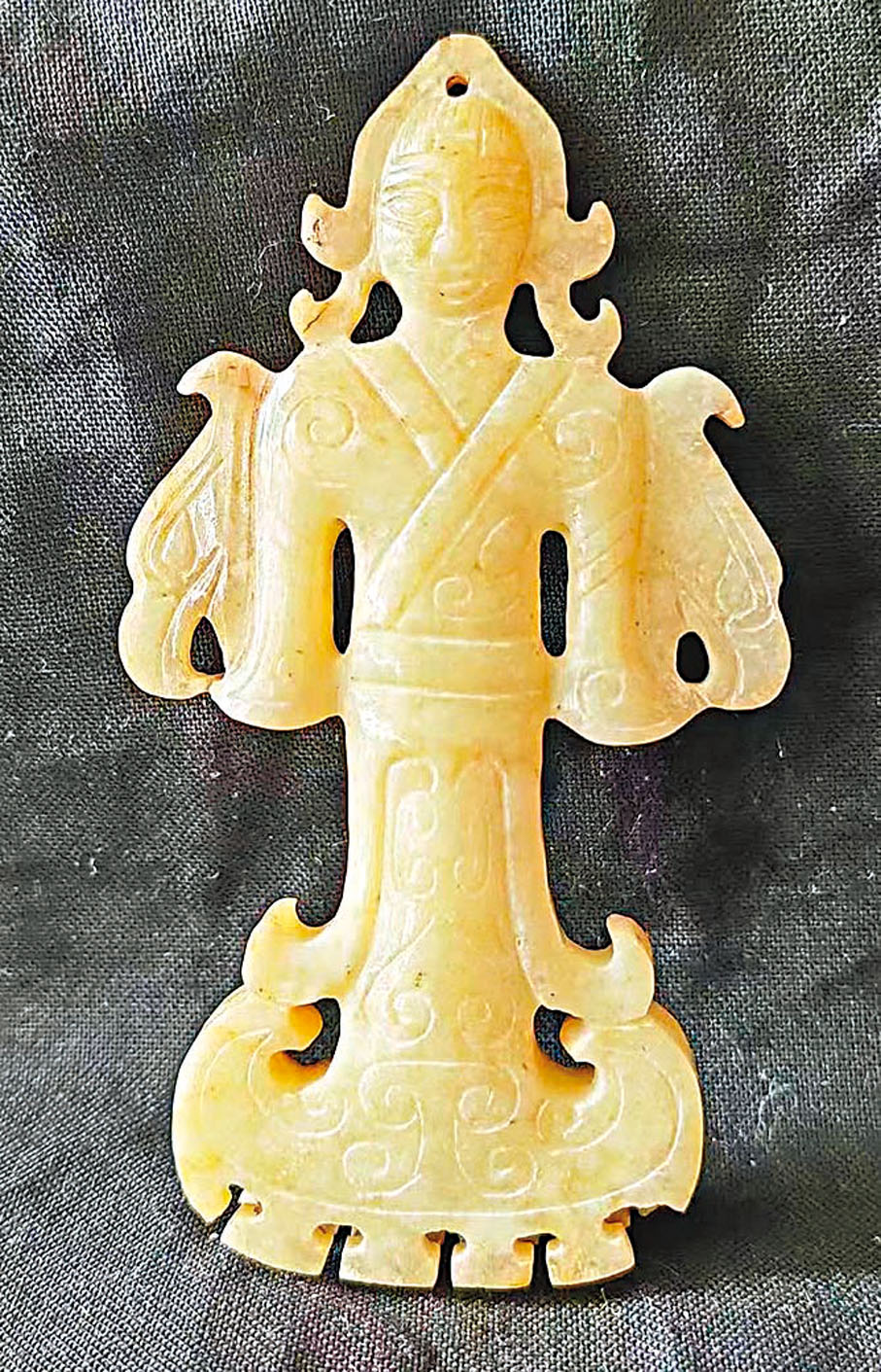 ◆玉人的造型直立如葱