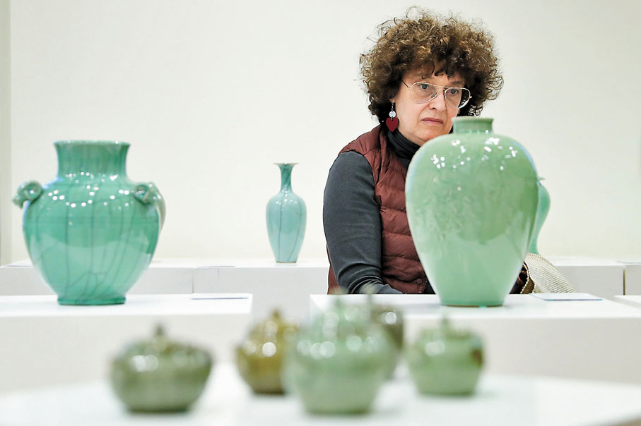 ◆參觀者在「聽瓷語 觀世界——宋韻龍泉青瓷展」上觀賞瓷器。 圖源：新華社